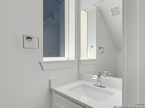 5th image of 907 Piedmont Ave