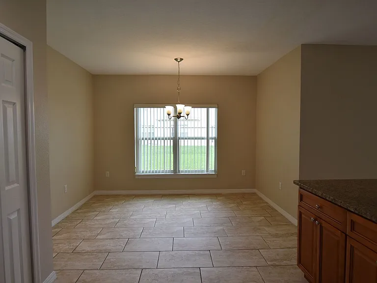 527 Bristol Cir — Photo 5