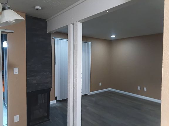 Big family room and close to kitcheen area