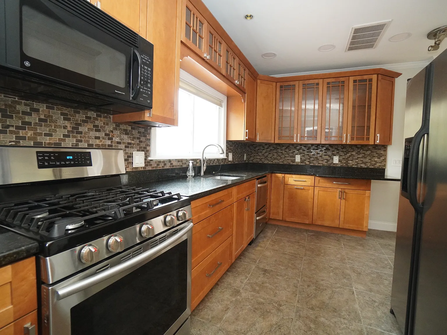 3 bed, 2000 sqft, $4,650 — Photo 4