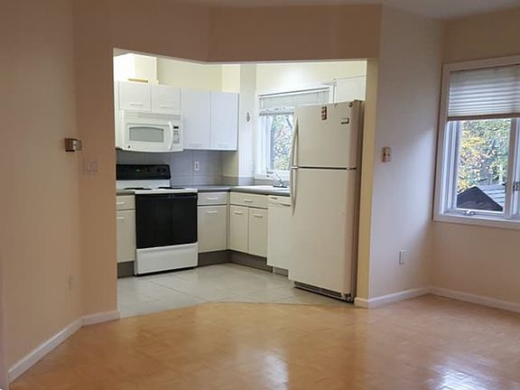 3rd image of 121 Longwood Ave APT 2B