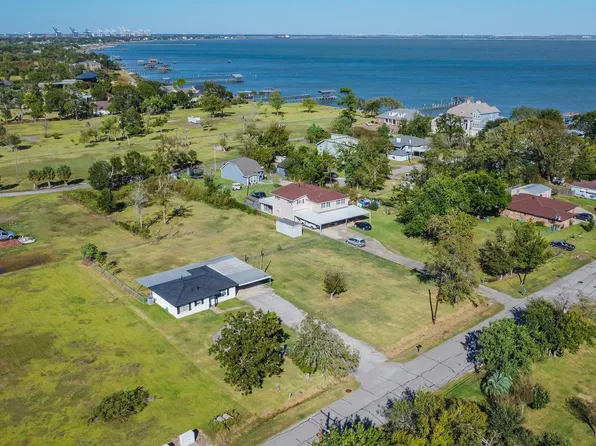 306 Oakhurst St, La Porte, TX 77571