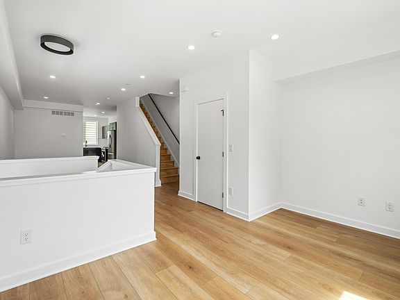 5th image of 2514 Coral St