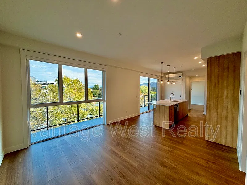 2 bed, 2.0 bath, 878 sqft, $2,400 — Photo 3