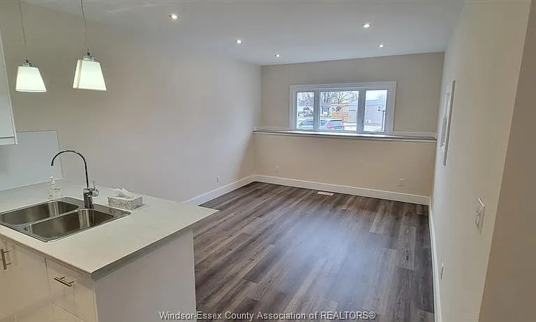 22 Robin Cres — Photo 4
