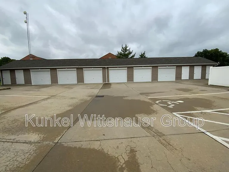 704 Fountain View Dr #F — Photo 2