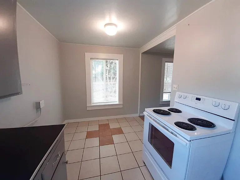113 E Hilliard Ln — Photo 8