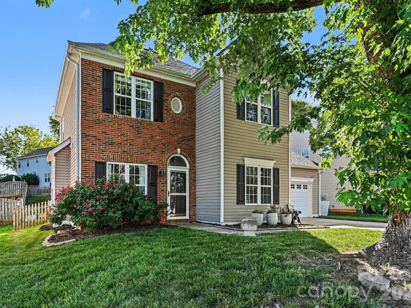 9902 Highlands Crossing Dr, Charlotte, NC 28277
