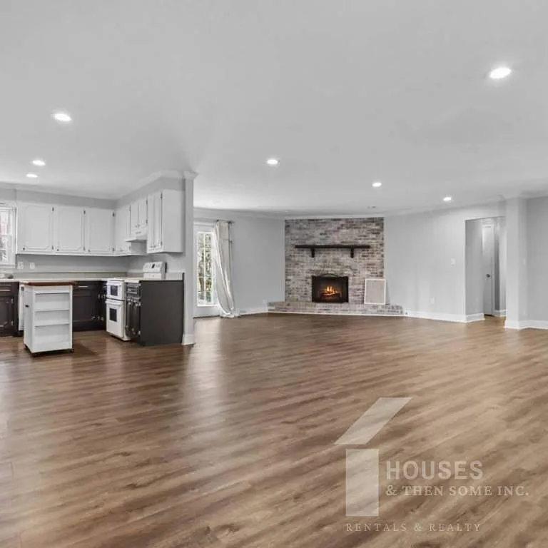 301 Ladbroke Rd — Photo 2