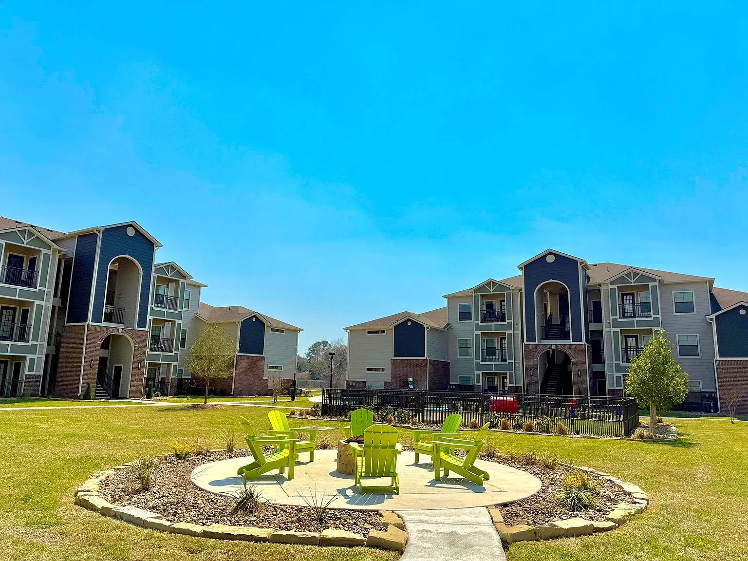 The Colony Luxury Apartments — Photo 2