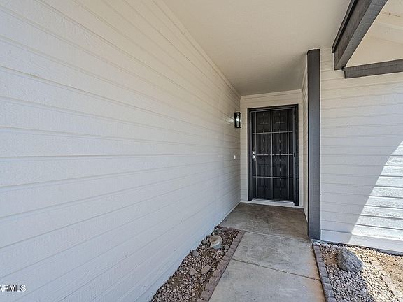 4th image of 402 W ROSEMONTE Drive