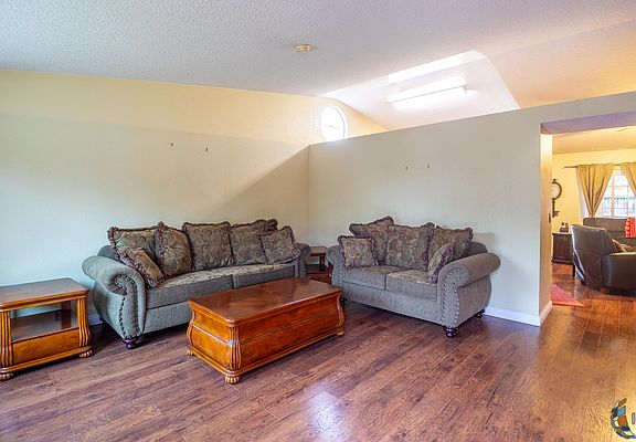 5th image of 861 Elm Ave