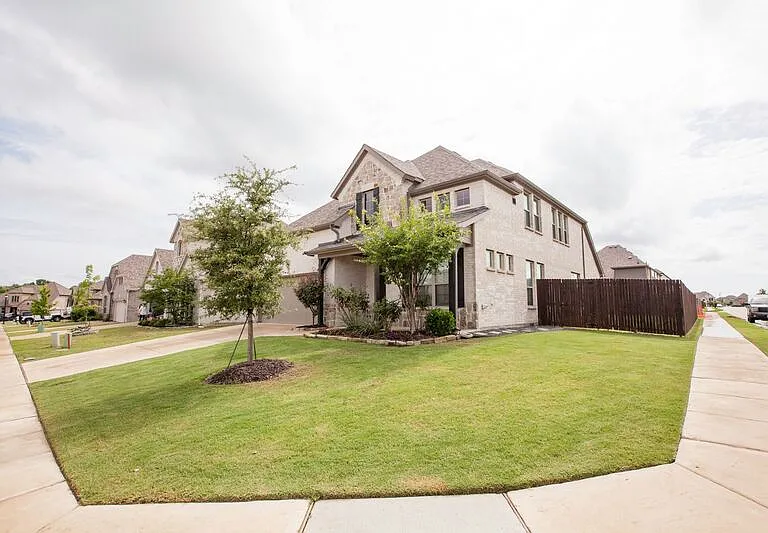1501 Laurence Ln — Photo 2