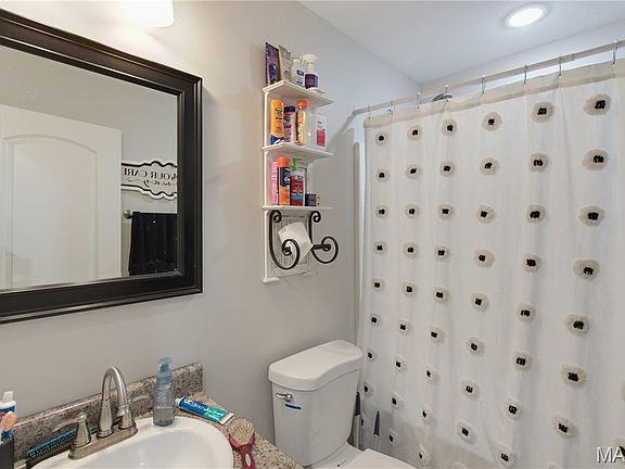3rd image of 226 Macintosh Ln