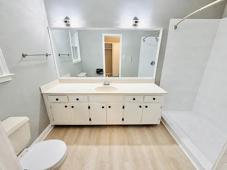 7905 Castleton Ln — Photo 2