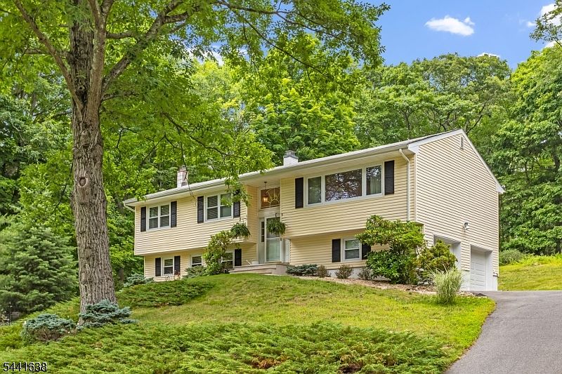 1st image of 65 Fawnridge Dr