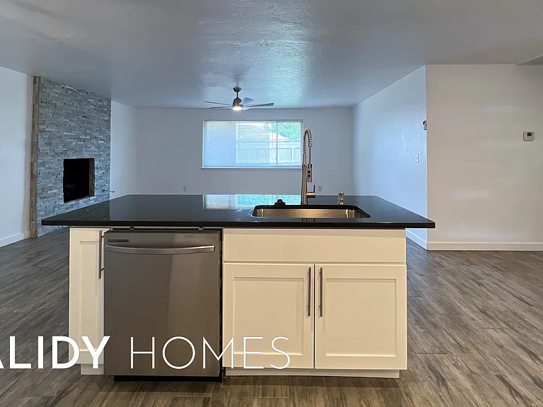 702 Amity Ln — Photo 23