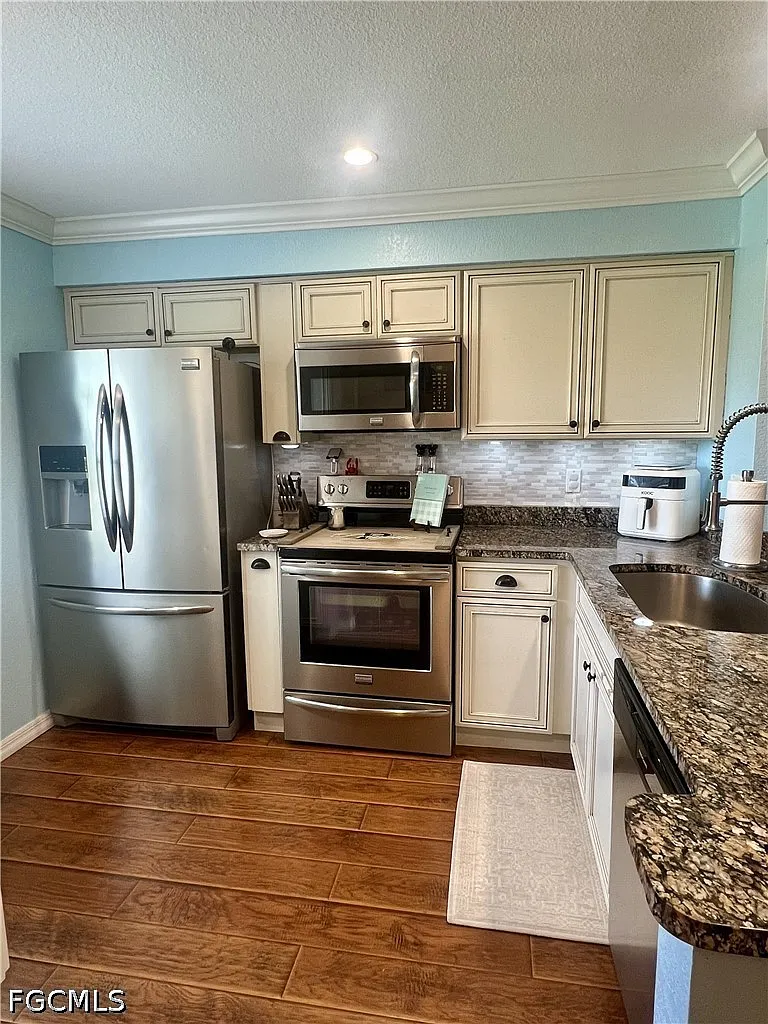 2 bed, 2.0 bath, 962 sqft, $1,500 — Photo 2