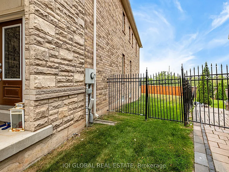 2395 Lyndhurst Dr — Photo 8
