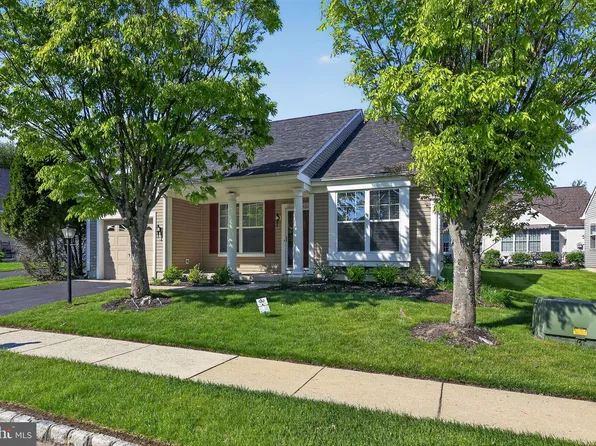 8 Impatiens Ct, Marlton, NJ 08053