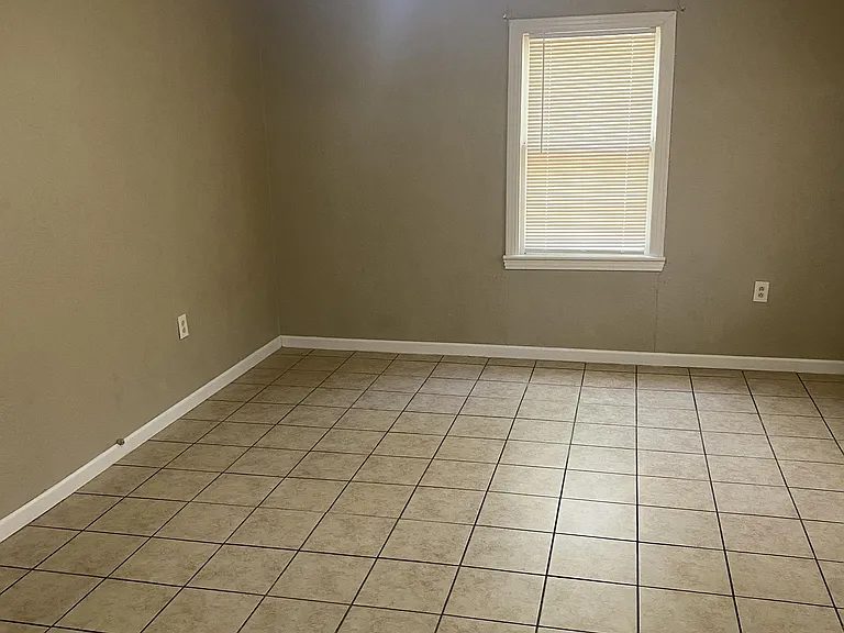 110 E Texas Ave — Photo 3