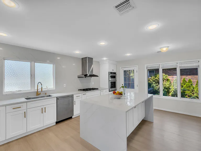 290 Mohegan Way — Photo 8