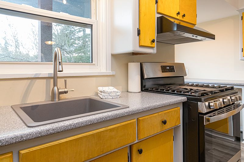 Saanich House for rent - 3 Bedrooms — photo 14