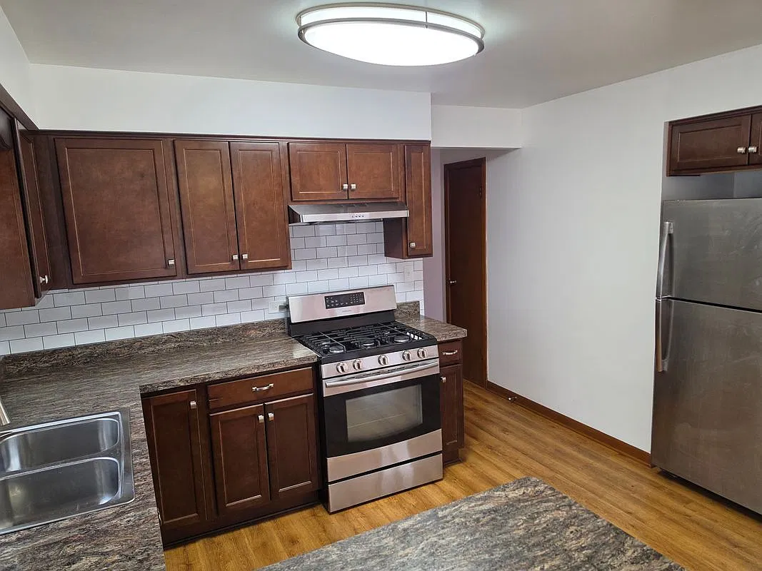 3 bed, 1.0 bath, 1300 sqft, $2,350 — Photo 3