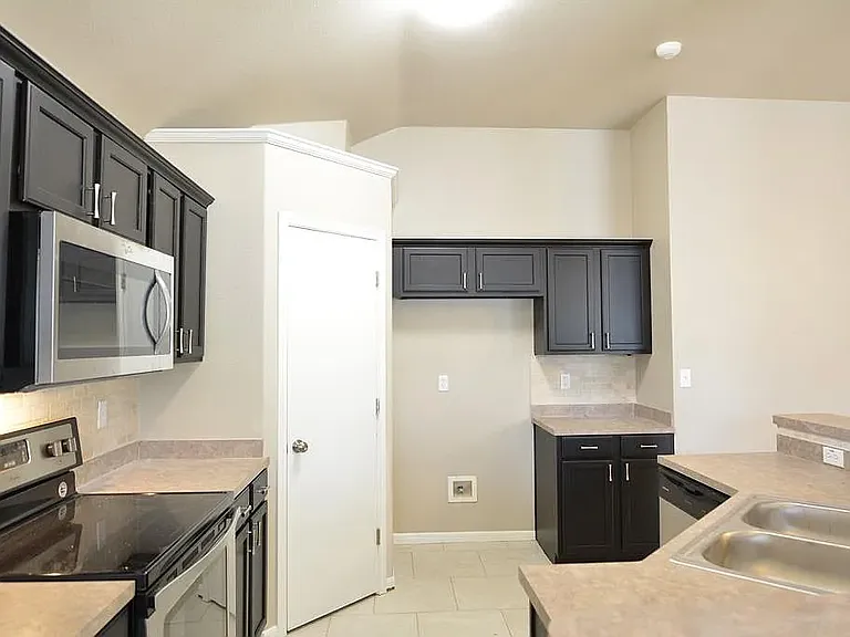 2717 Greenbriar Ct — Photo 7
