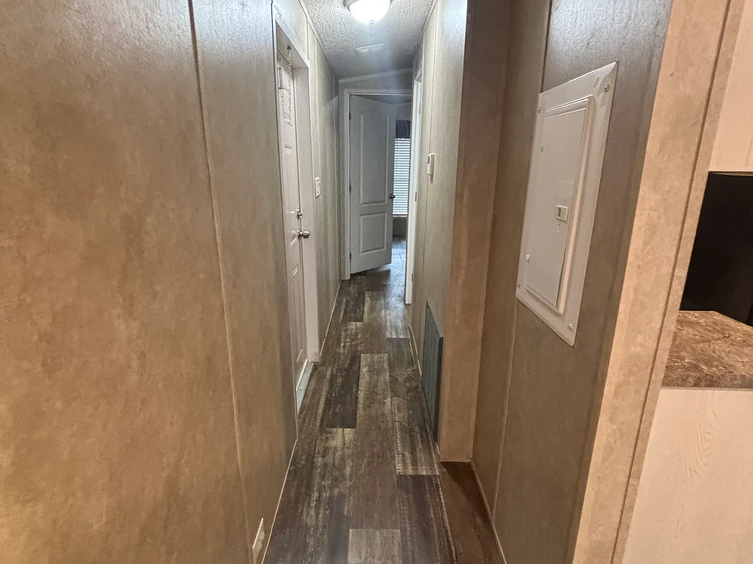 3 bed, 924 sqft, $1,529 — Photo 2