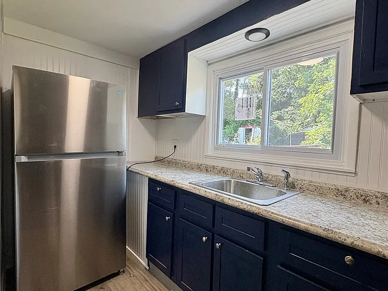 594 E Madison St — Photo 9