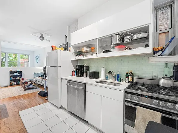 313 E 89th St APT 2C, New York, NY 10128