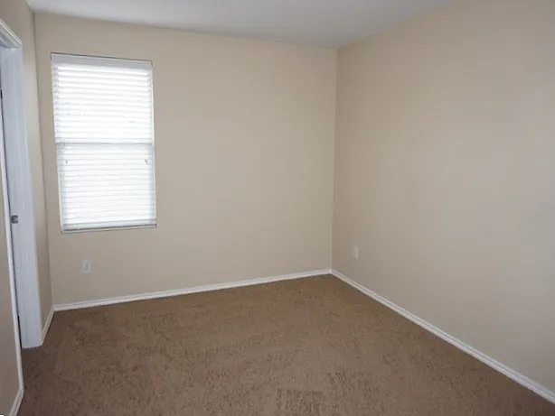 429 Grant Ln — Photo 10