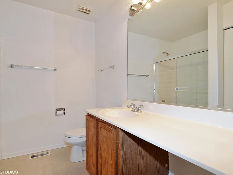 826 Genesee Dr — Photo 7