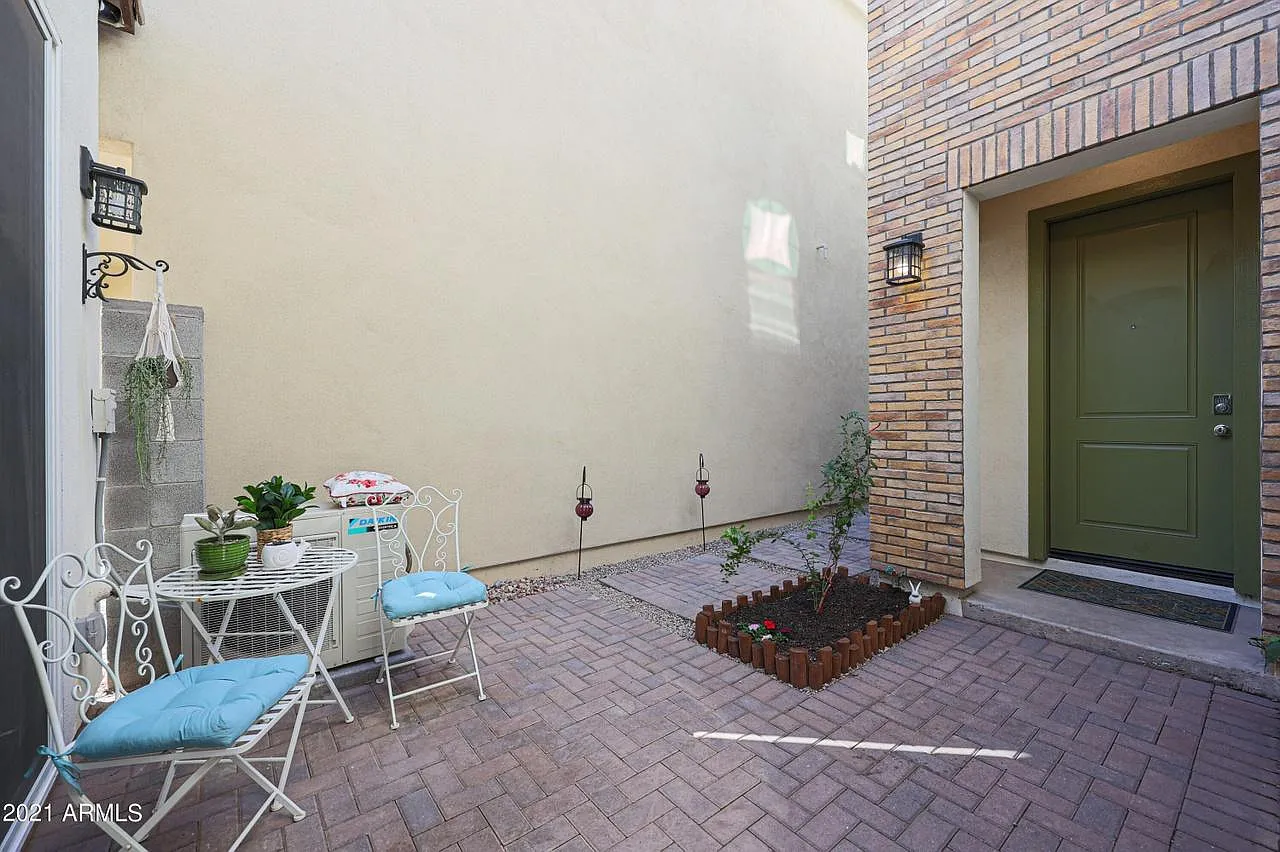 4 bed, 2407 sqft, $3,000 — Photo 3