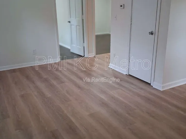 5623 NE 51st St — Photo 9