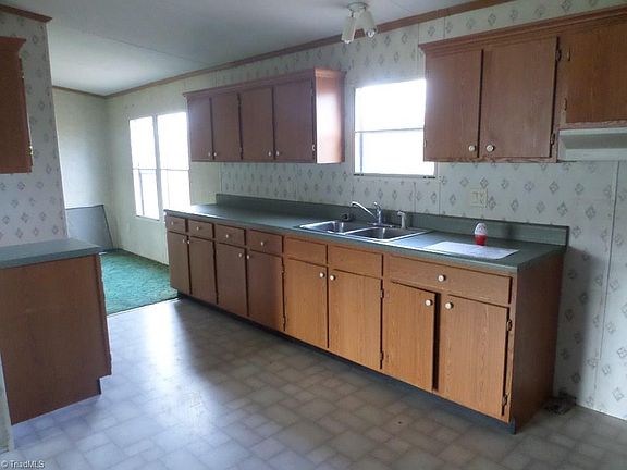 3rd image of 210 Red Oak Ln