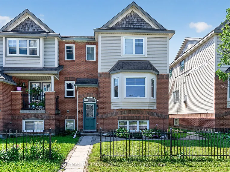 44 Centrepointe Dr — Photo 2
