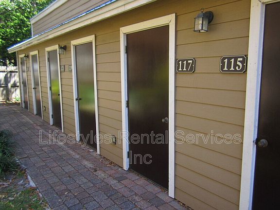 3rd image of 121 Poinsettia St