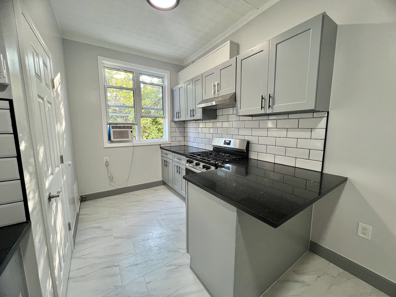 2 bed, 700 sqft, $3,000 — Photo 2