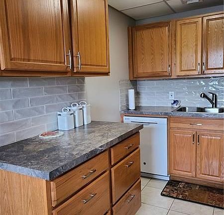 5th image of 82 Markham E #82