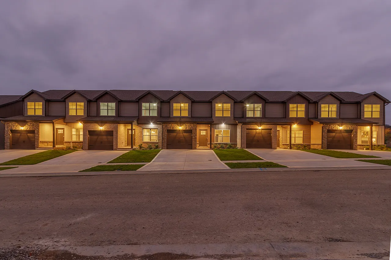 3 bed, 2.5 bath, 2100 sqft, $2,050 — Photo 4