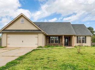 15 Saint Charles Pl, Grantville, GA 30220