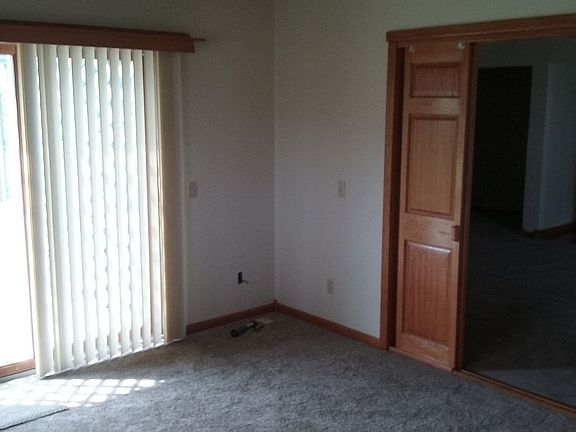 Sitting room w fireplace