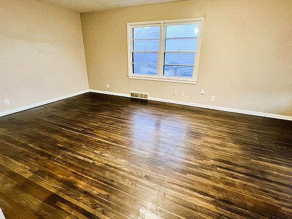 832 N Illinois Livingroom_01312025