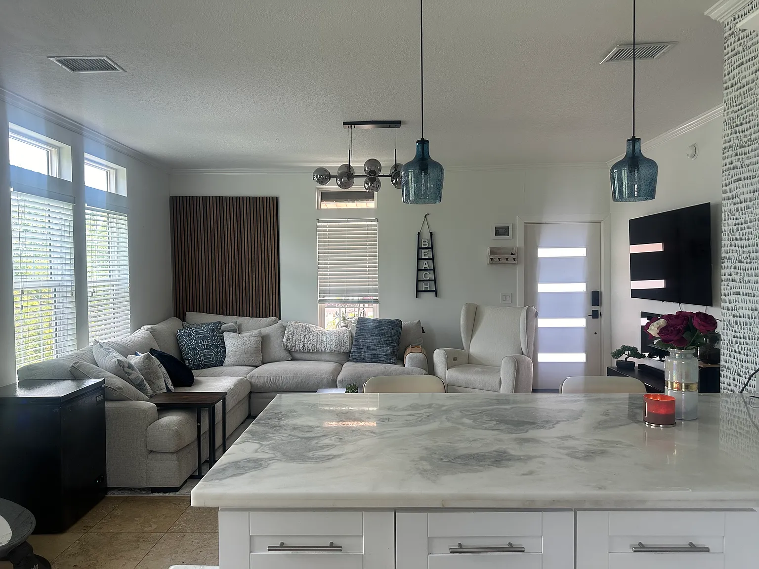 19 Beach Dr — Photo 1