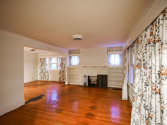 4th image of 706 W Eleanor Pl