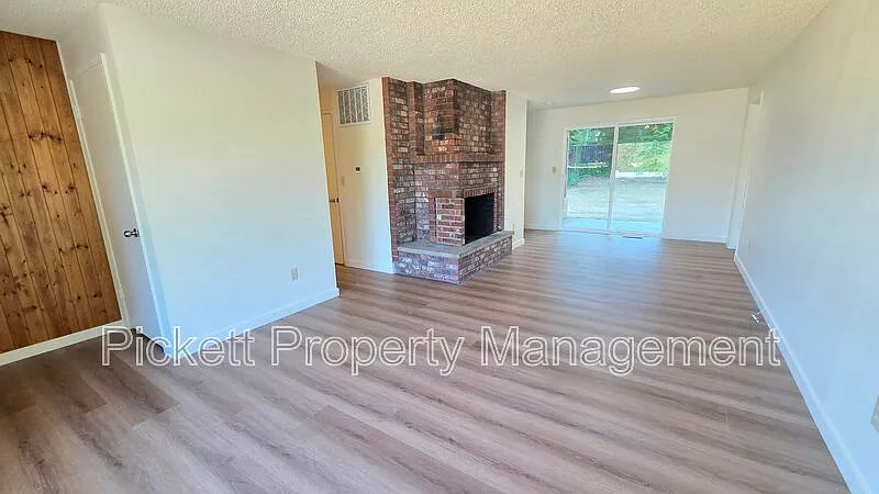 3 bed, 1.0 bath, 988 sqft, $1,995 — Photo 4
