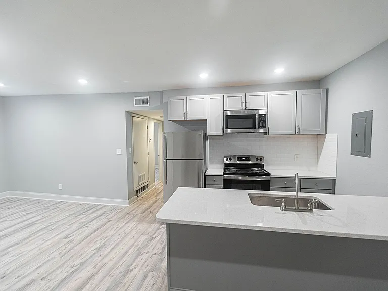 1207 E Armour Blvd — Photo 1