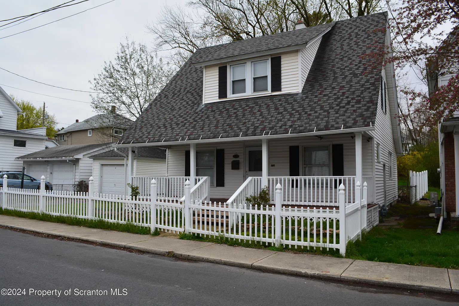 1733 Beaumont Ave photo 1